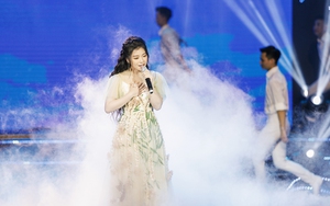 Sao Mai Thu Hằng biểu diễn chương trình giao lưu nghệ thuật 'Chung một dòng sông'