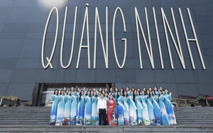 BTC Hoa hậu Biển đảo Việt Nam 2022 trao tặng trống đồng cho Bảo tàng Quảng Ninh