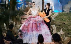 Hoa hậu Mutya Johanna Datul diện váy 20kg làm vedette trong show thời trang của NTK Vân Anh Scarlet