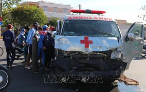 Xe cứu thương vượt đèn đỏ đâm ôtô bán tải, 3 người bị thương