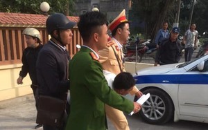 Hà Nội: Cảnh sát giao thông giải cứu người phụ nữ bị cướp khống chế