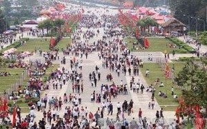 VIDEO: Đổ trộm rác thải nguy hại vào Khu di tích lịch sử Đền Hùng