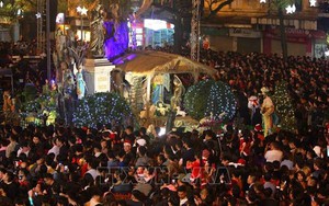 Chùm ảnh: Người dân thủ đô rộn ràng đón lễ Giáng sinh