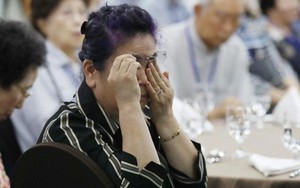 Chùm ảnh: Bồi hồi trước cuộc đoàn tụ gia đình ly tán do Chiến tranh Triều Tiên