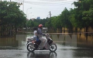 Khu vực từ Đà Nẵng trở vào có mưa rào và dông, cần đề phòng lốc, sét