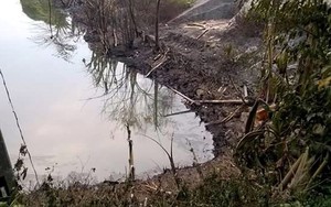 Thanh Hóa: Hy hữu cảnh lửa bùng phát từ dưới mương nước do dầu tràn