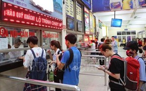 Chùm ảnh: Người dân ùn ùn rời Thủ đô về quê nghỉ lễ dài dịp 30/4 - 1/5