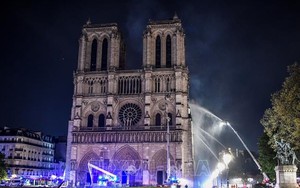 Vụ cháy Nhà thờ Đức Bà Paris: Giới chức cảnh báo nguy cơ nhà thờ bị sập