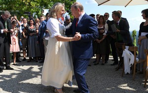 VIDEO: Tổng thống Nga Putin khiêu vũ trong đám cưới của Ngoại trưởng Áo