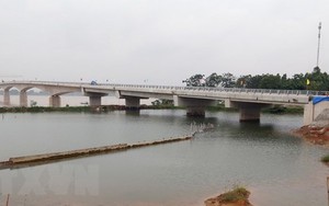 VIDEO: Đóng luồng sông Hồng đoạn qua Hà Nội