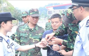 Bàn giao 4 đối tượng truy nã đặc biệt cho Công an Trung Quốc