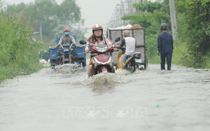 Chùm ảnh: Nhiều tuyến đường tại TP.HCM bị ngập do triều cường lên cao