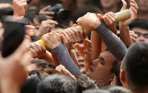 Hà Nội: Hàng trăm thanh niên chen lấn giằng cây bông lấy may