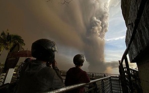 Philippines: Tro bụi núi lửa làm tê liệt ở thủ đô Manila, cảnh báo nguy cơ sóng thần
