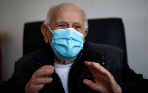 Bác sĩ 99 tuổi không 'nghỉ hưu' để giúp đỡ các bệnh nhân COVID-19