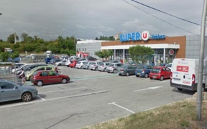 Nổ súng, bắt cóc con tin ở siêu thị, ít nhất hai người thiệt mạng