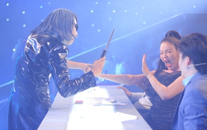 Xem 'Ảo thuật siêu phàm' tập 7: Bị 'ma cà rồng' cầm dao đòi lấy máu, Lý Nhã Kỳ hoảng sợ la hét và chạy khỏi 'ghế nóng'