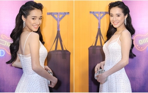 Sau lễ đính hôn, Nhã Phương lần đầu xuất hiện nhưng chỉ có một mình, không có Trường Giang hộ tống