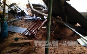 Sạt lở đất, căn nhà 180m2 bị sập, đất đá vùi lấp