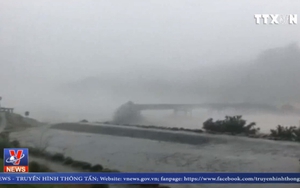 VIDEO: Kinh hoàng cảnh cây cầu từ từ đổ sập xuống sông do bão ở New Zealand