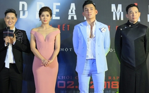 Thanh Duy tươi cười bên dàn diễn viên chính ra mắt 'Lời kết bạn chết chóc' ở Hà Nội