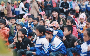 Ngọc Hân vui vẻ chơi đùa cùng trẻ em vùng cao