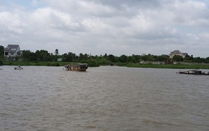 Sà lan và tàu chở cát va chạm trên sông Sài Gòn khiến 2 người mất tích