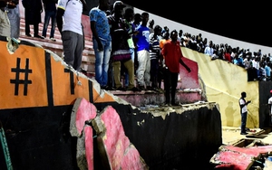 VIDEO: CĐV choảng nhau, 8 người chết, 60 người bị thương