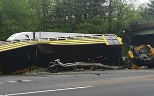 Xe buýt chở học sinh đâm vào xe chở rác khiến 45 người thương vong