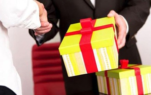 TPHCM cấm tặng quà Tết cho cấp trên