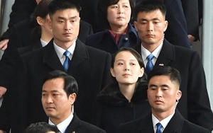 VIDEO: Em gái nhà lãnh đạo Kim Jong Un đáp chuyên cơ tới Hàn Quốc, vệ sĩ vây quanh