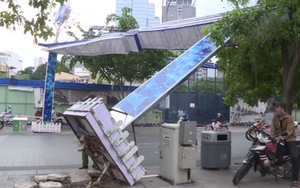 VIDEO: Đổ cổng chào phố đi bộ Nguyễn Huệ, một người bị thương nặng