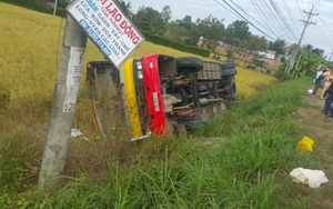 Xe buýt lật xuống ruộng làm 1 người chết, khoảng 20 người bị thương