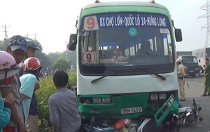 Xe buýt 'nuốt' hàng loạt xe máy khi đang đổ dốc