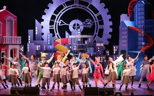 Vở nhạc kịch 'Bé chịu chơi' gây sốt với dàn diễn viên nhí quá đáng yêu