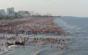 Hàng chục nghìn du khách đổ về Sầm Sơn tránh nóng