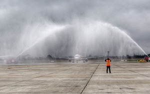 VIDEO: Tại sao xe cứu hỏa phun vòi rồng vào chuyên cơ chở U23 Việt Nam khi vừa hạ cánh?