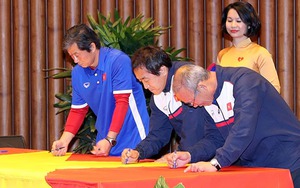 VIDEO: HLV Park Hang Seo và các cầu thủ U23 cùng ký tên lên Quốc kỳ khổng lồ ở Lũng Cú