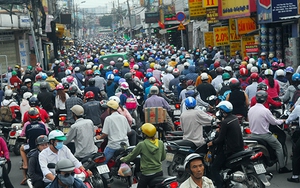 Nhiều cửa ngõ TP Hồ Chí Minh kẹt xe do người dân ùn ùn về quê nghỉ lễ 30/4 và 1/5