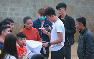 Anh em cầu thủ Bùi Tiến Dũng - Bùi Tiến Dụng lì xì đầu năm không xuể cho người hâm mộ