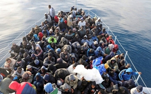 Giải cứu hơn 400 người di cư đang trôi dạt trên biển