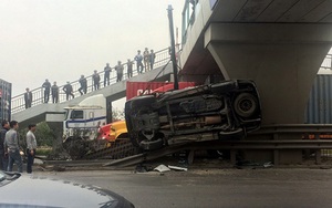 Ảnh: Xe bồn trộn bêtông hất ôtô Fortuner bay lên dải phân cách Quốc lộ 5