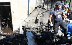 Máy bay rơi vào nhà dân khiến nhiều người thiệt mạng