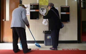 Làm việc tại nhà vệ sinh công cộng cũng phải có bằng đại học