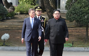 VIDEO: Lãnh đạo hai miền Triều Tiên nắm tay, mời nhau bước qua lãnh thổ hai bên