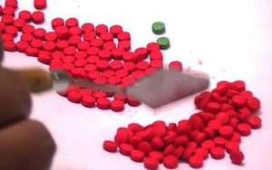 Bắt giữ lô hàng nghi ma túy chuyển phát nhanh lớn nhất từ trước đến nay