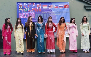 Áo dài Việt Nam tỏa sáng tại hội chợ Bazar các nước ASEAN ở Argentina
