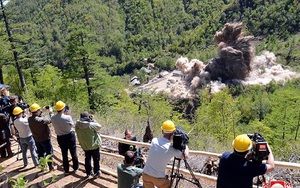 Clip và những hình ảnh đầu tiên về việc dỡ bỏ bãi thử hạt nhân Punggye-ri