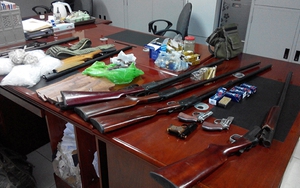 Bắt giữ 4 đối tượng chế tạo, mua bán, tàng trữ trái phép vũ khí