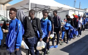 Italy cấm tàu chở người di cư của các tổ chức phi chính phủ cập cảng